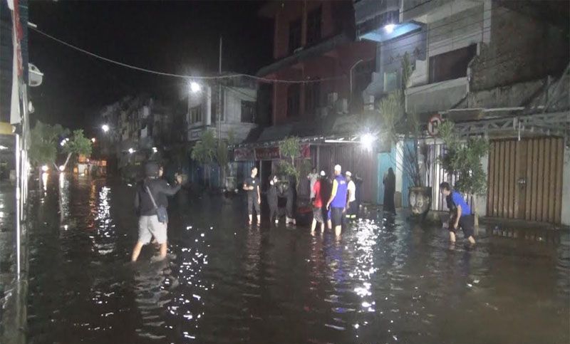 Air pasang meredam kawasan jalan di dalam Kota Kuala Kapuas, Kabupaten Kapuas, Minggu (5/12/2021) malam. (foto:ANTARA)