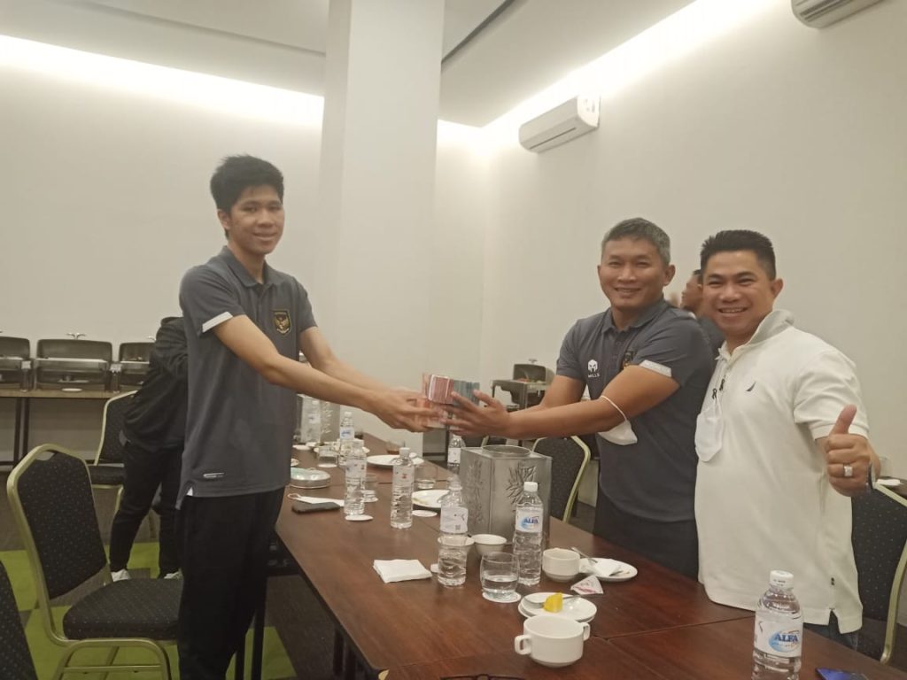 MANAJER TIMNAS PUTRI U-18 AHMAD GUNADI DIDAMPINGI SEKJEN DAN BENDUM ASBWI FARINA DAN JUNAIDI, SAAT MENYERAHKAN BONUS DARI KETUM PSSI DAN KETUM ASBWI KEPADA PELATIH, SELASA (26/7/2022).